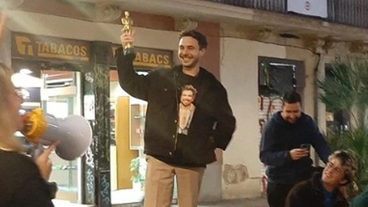 Adrià, vainqueur du concours de double Carlos Cuevas, avec ses prix