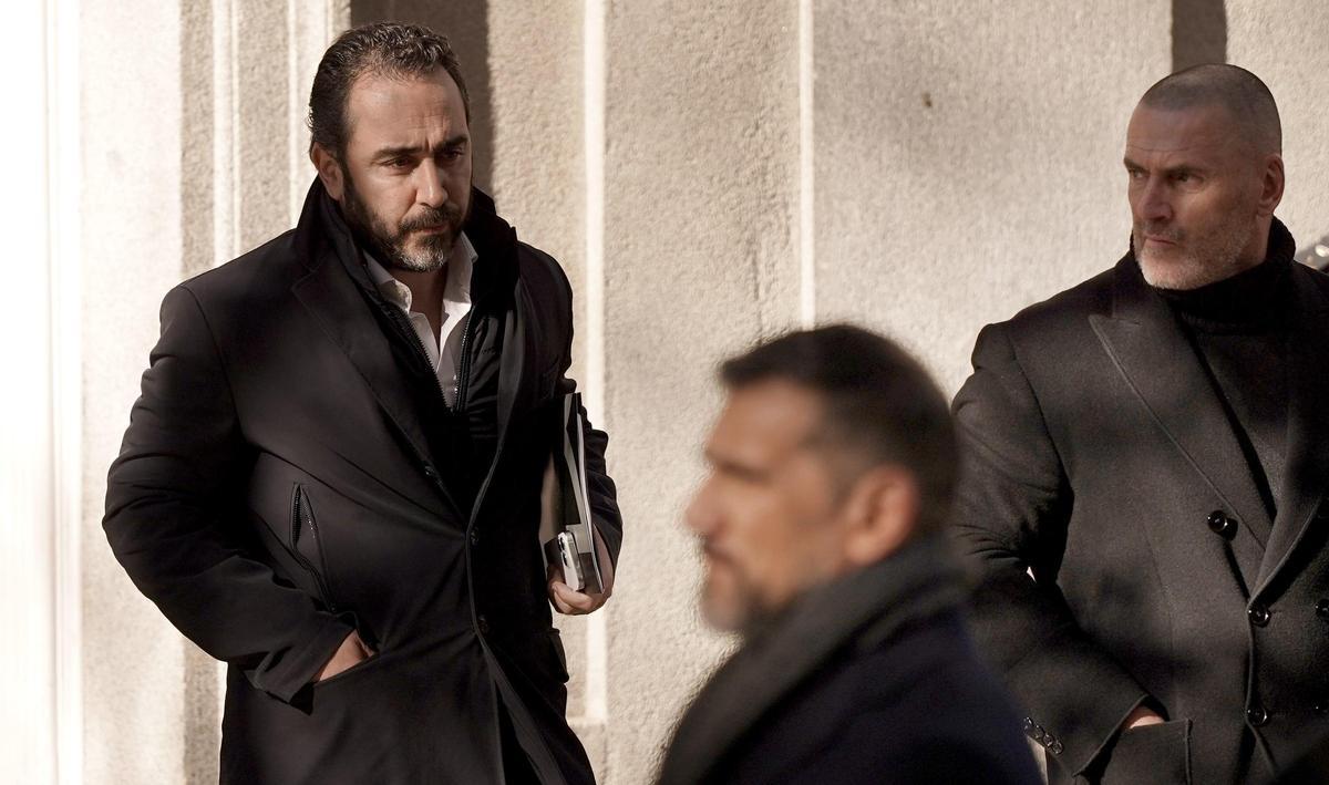 Víctor de Aldama quitte la Cour suprême après avoir témoigné, accompagné du leader de l'organisation Desokupa, Daniel Estévez