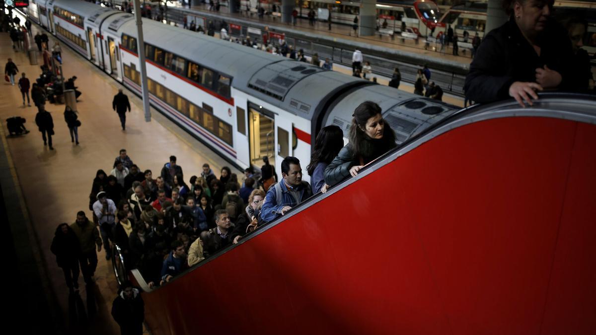 Trenes de Cercanías en la Estación de Atocha, en Madrid
