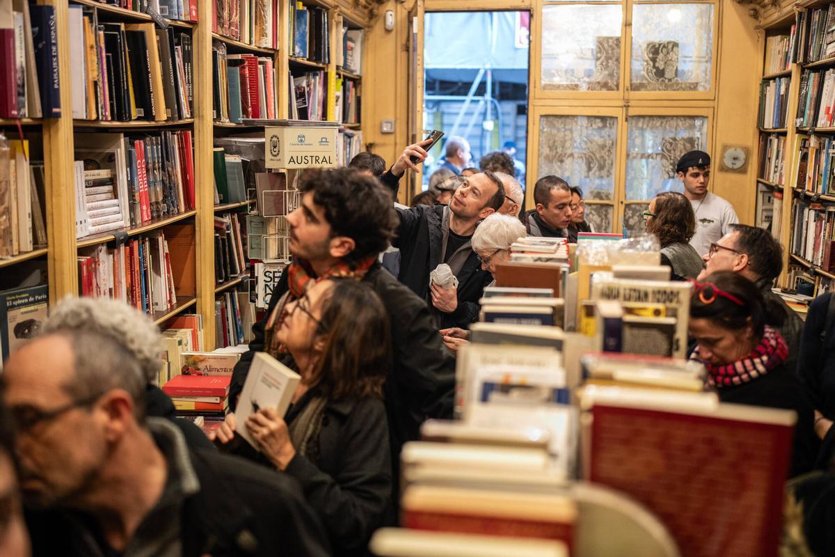 Des centaines de personnes se rendent à la Librairie Sant Jordi après le message de clôture