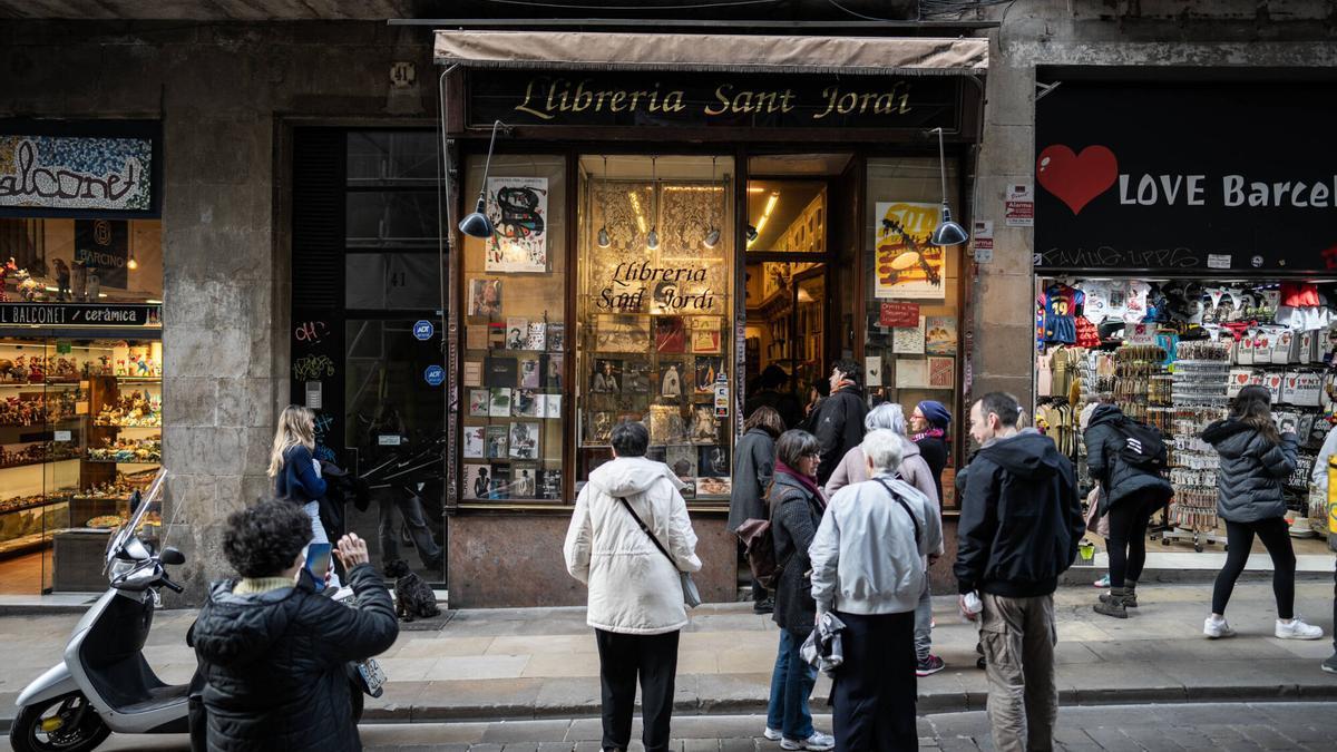 Cientos de personas acuden a la Librería Sant Jordi tras su mensaje de cierre