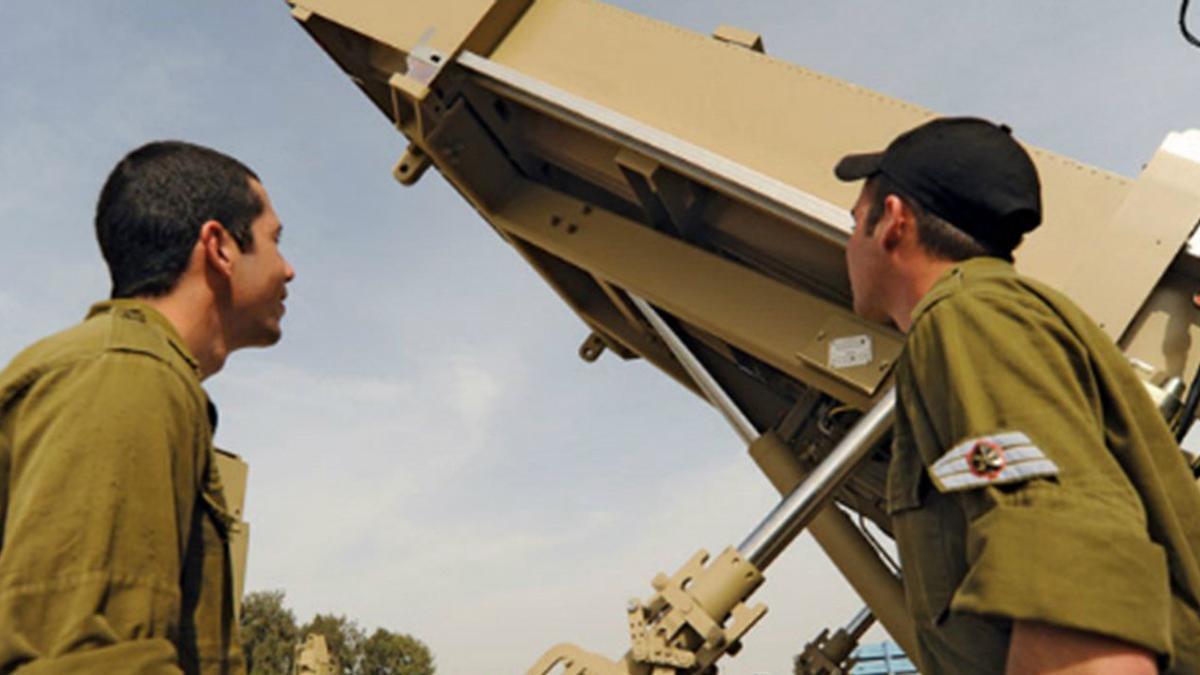 Dos soldados de reemplazo cargan los misiles en el Iron Dome