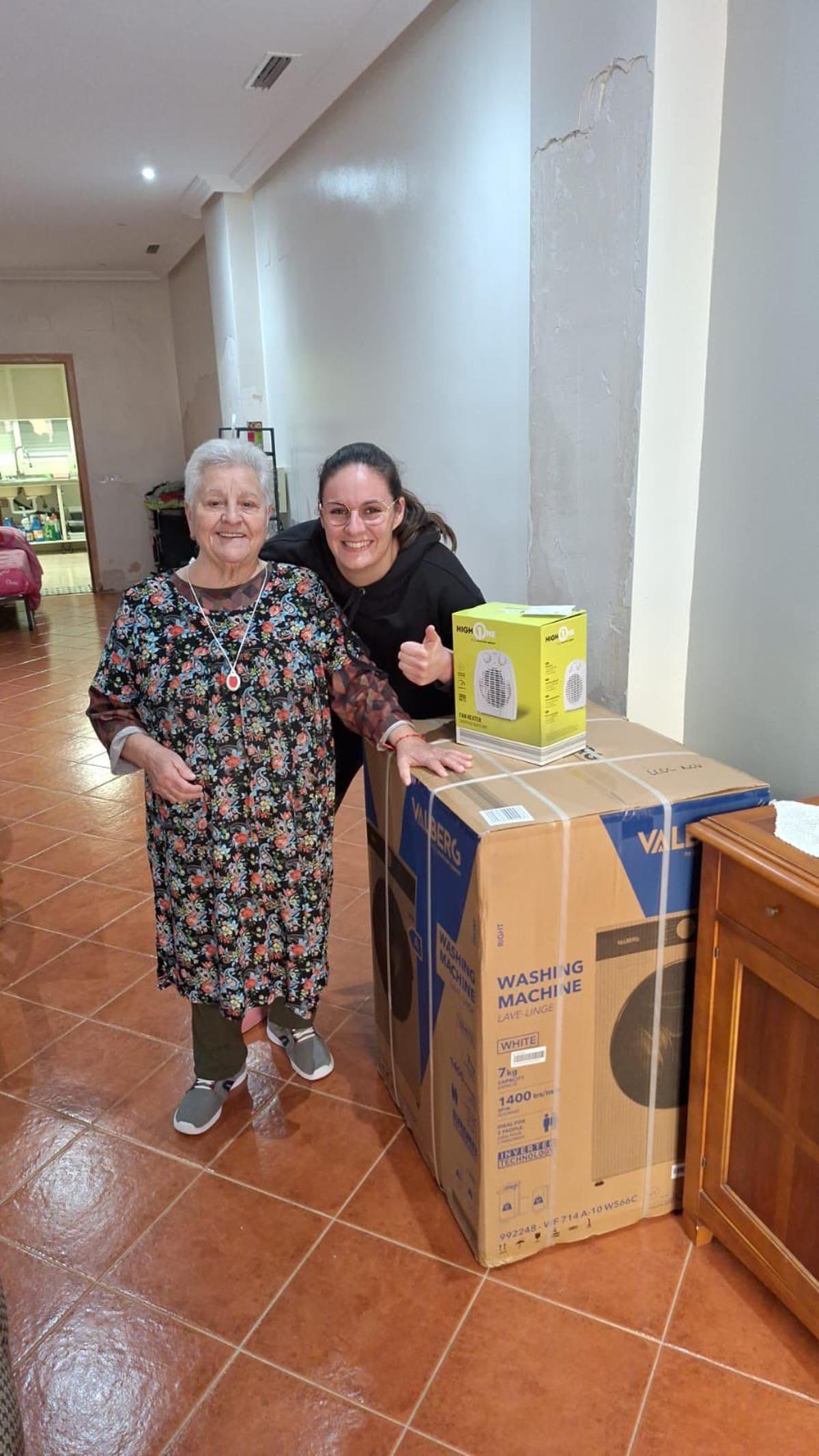 Dolores avec le chauffage et la machine à laver offerts par Pilar, des îles Canaries