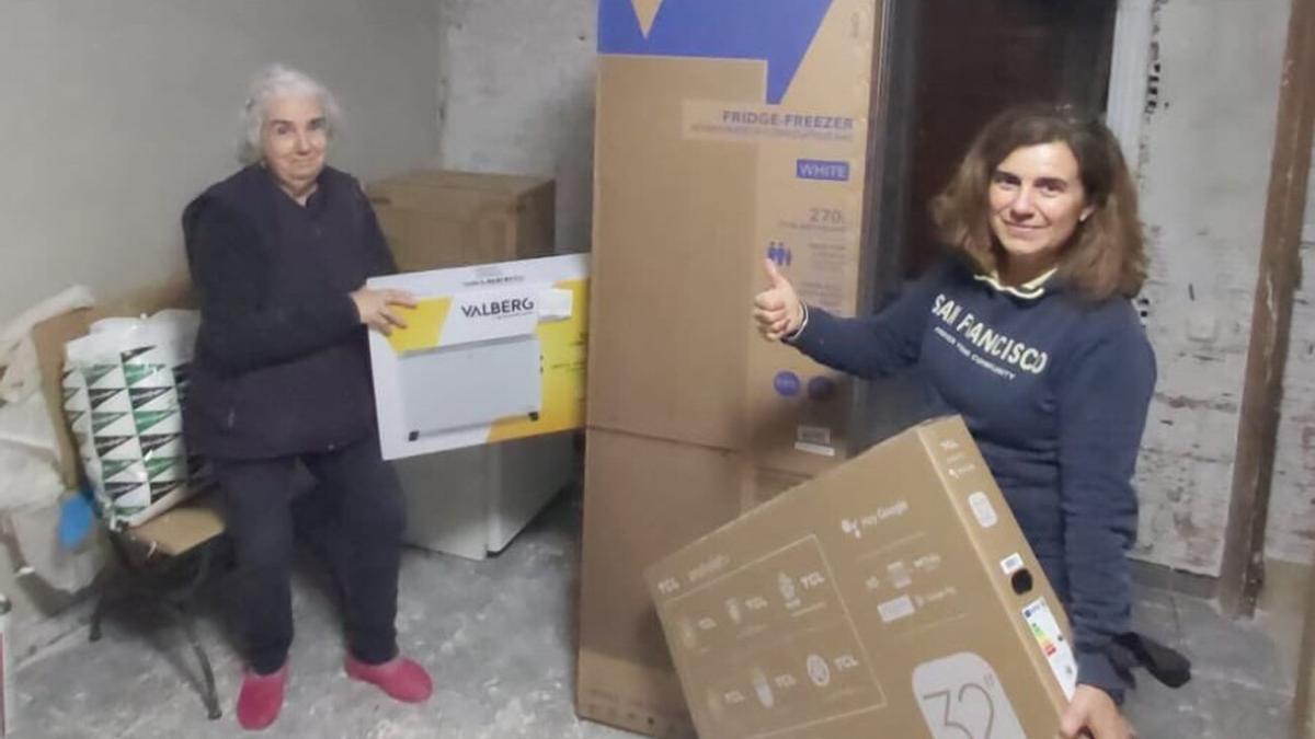 Amparo, de 87 años, viuda, que vive en Paiporta con su nieta ya tiene nevera, micro, TV y convector gracias a Encarna y su ayuda.