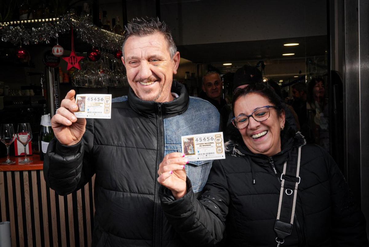 José Luis, l'agressé, et le propriétaire du bar, qui lui a donné le dixième.