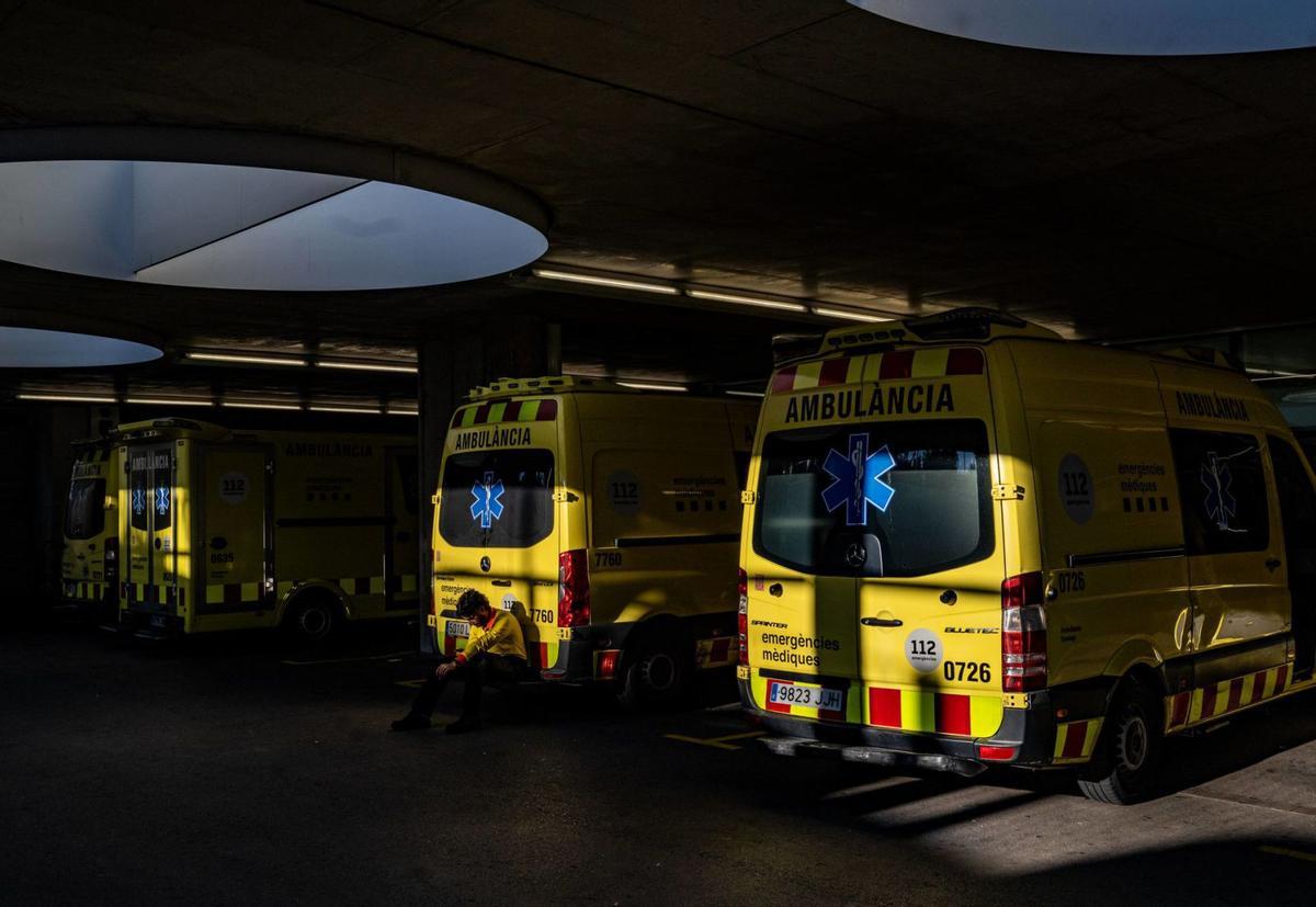 Diverses ambulances EMS stationnées à l'accès aux salles d'urgence de l'hôpital del Mar. | JORDI OTIX