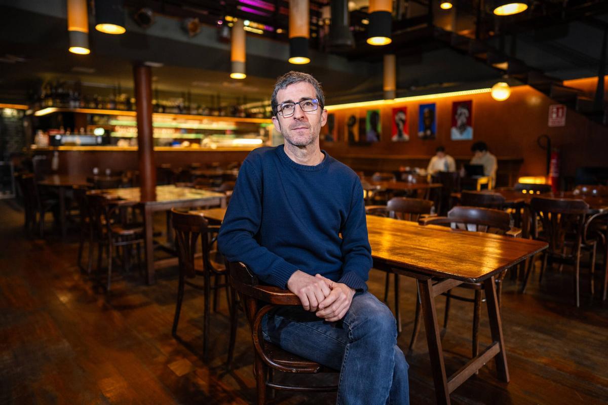 BARCELONE 20/12/2024 Icult. Entretien avec Frédéric Perers, auteur du livre 'L'effet Villalpando' à la cafétéria Salambó du quartier de Grácia. PHOTO de ZOWY VOETEN