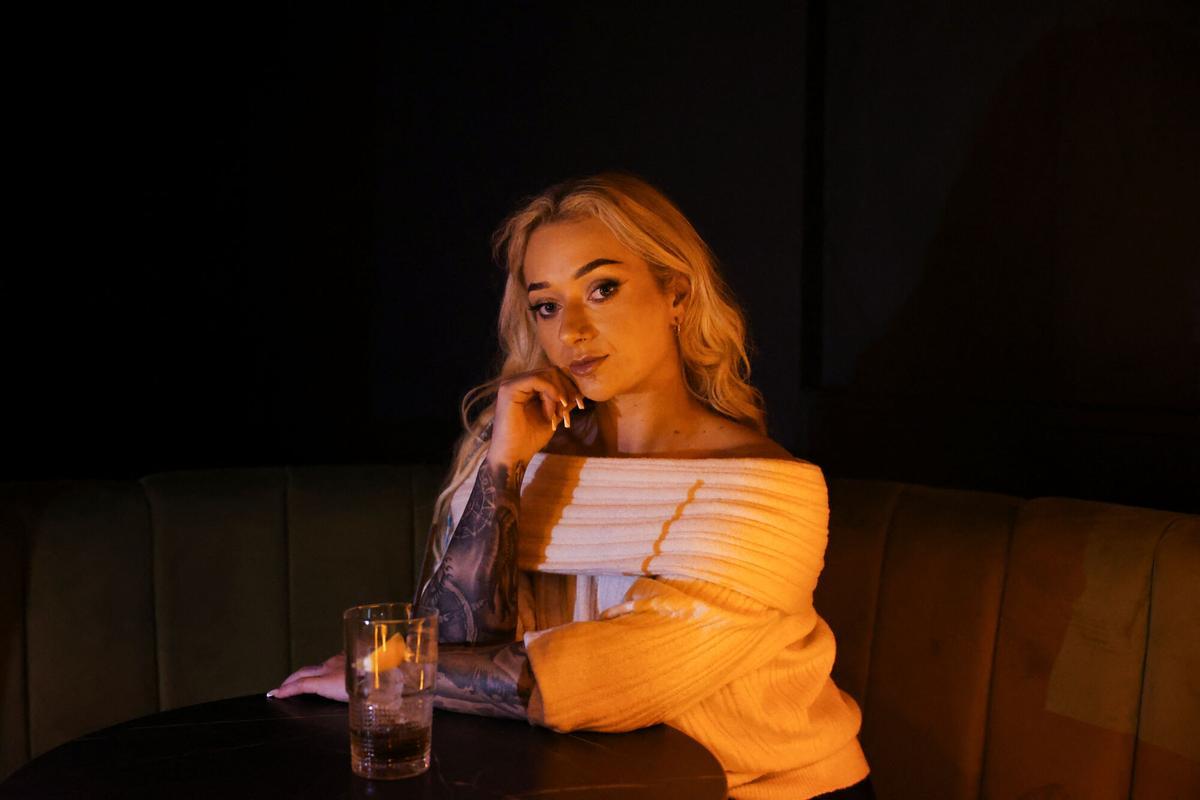 Sophia Mayy, 27 ans, créatrice de porno OnlyFans, pose pour un portrait dans un bar de Newcastle