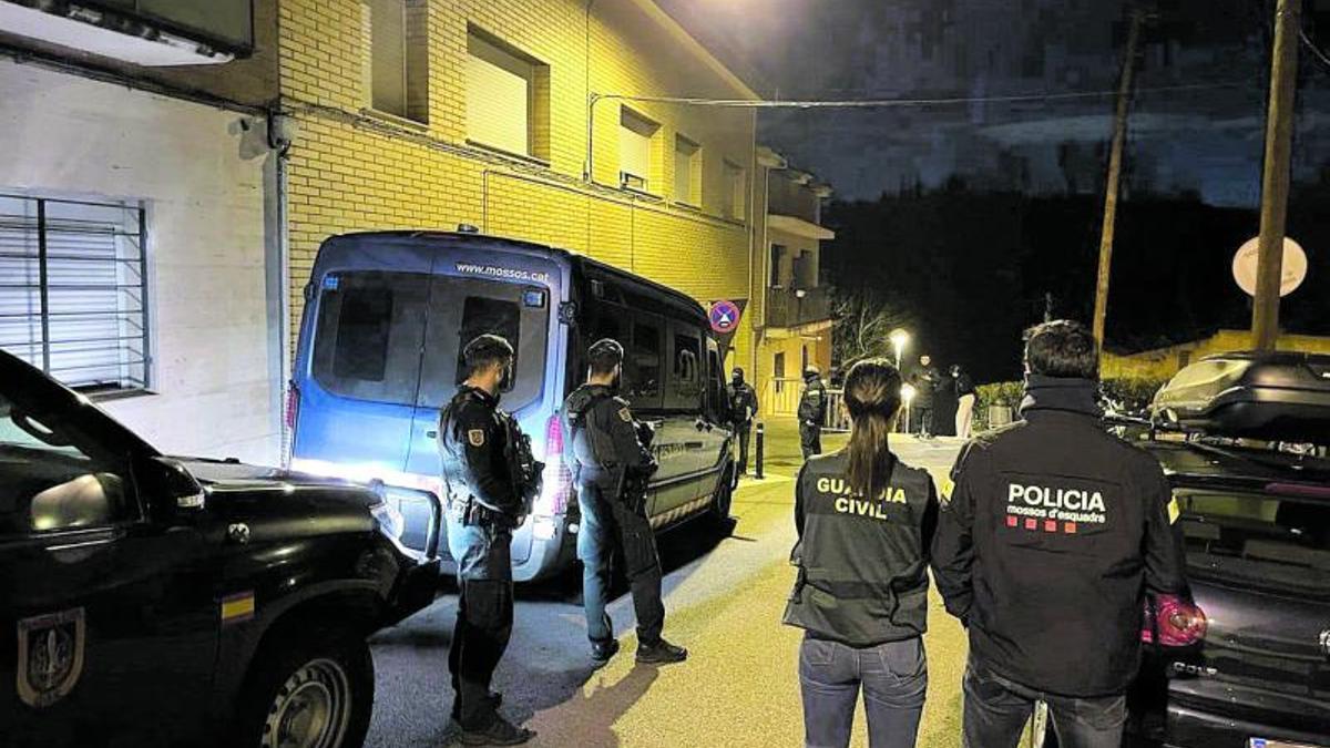 Mossos y guardias civiles en una operación antiterrorista en Martorell.