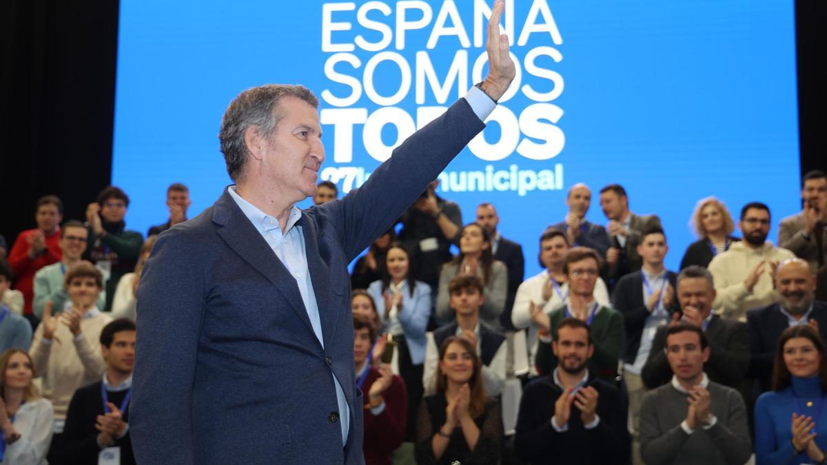 Feijóo asegura que el PSOE se ha reunido en Sevilla "para amenazar a jueces" y escuchar "al 1"