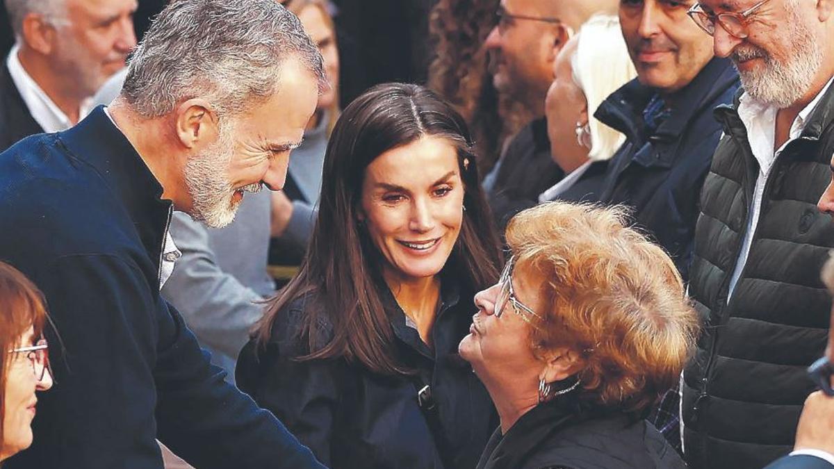 Afectados por la DANA agradecen a los Reyes la visita a la zona afectada, en Chiva, el 19 de noviembre.