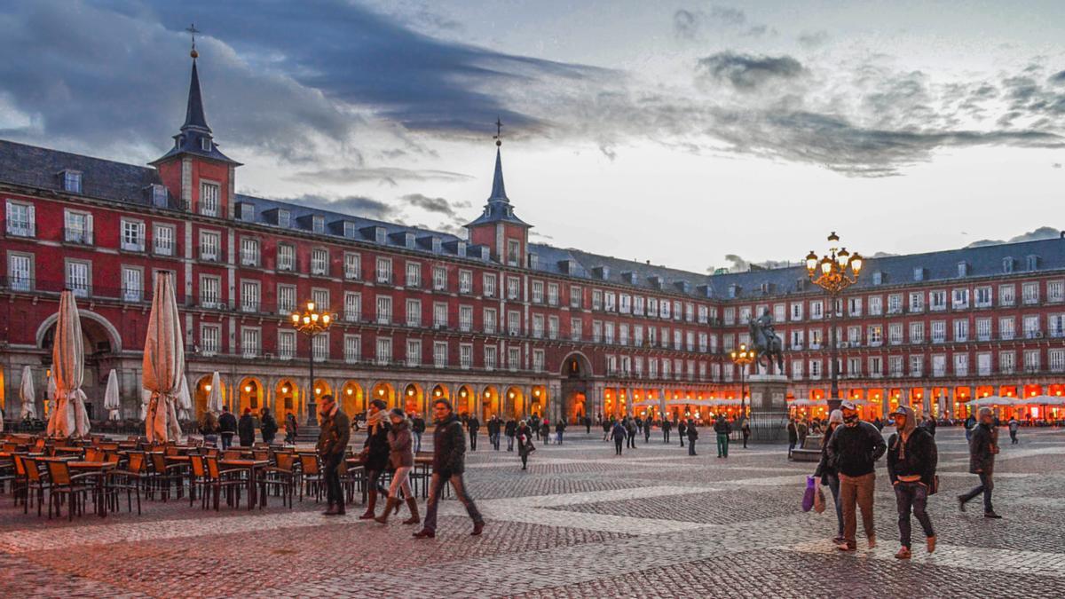Personas paseando por la Plaza Mayor de Madrid