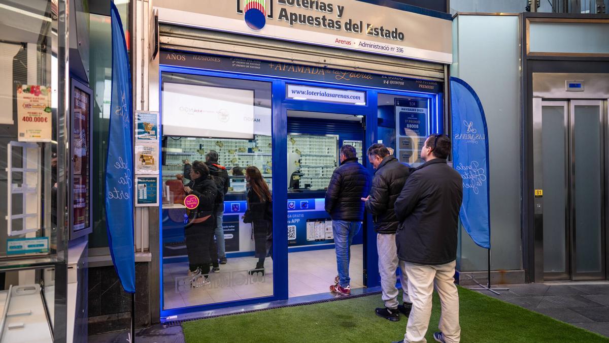 Colas para comprar décimos de la Lotería de Navidad en una administración de Barcelona