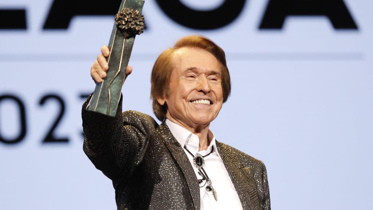 El cantante Raphael recibe la Biznaga Ciudad del Paraíso durante la inauguración de la XXVI edición del Festival de Cine Español de Málaga