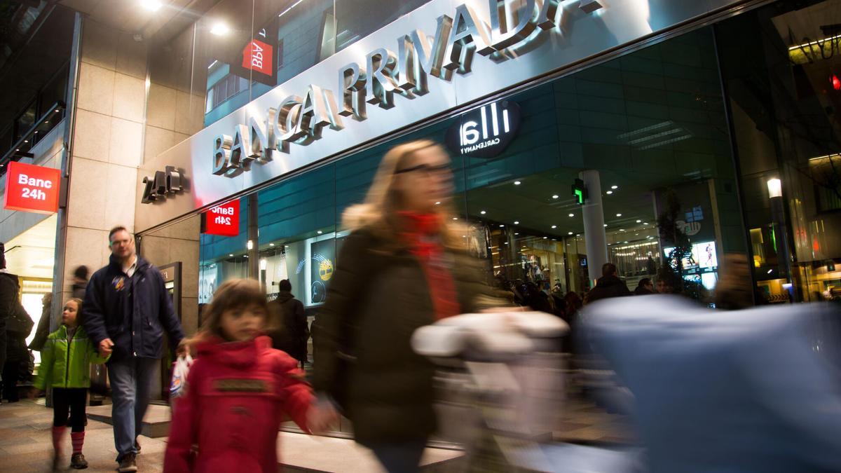 Concentración a las puertas de la Banca Privada d'Andorra un año después de su intervención