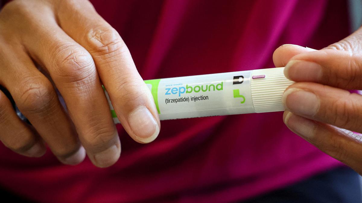Una usuaria sostiene un dispositivo de Zepbound, un inyectable del laboratorio Eli Lilly que ayuda a perder peso.