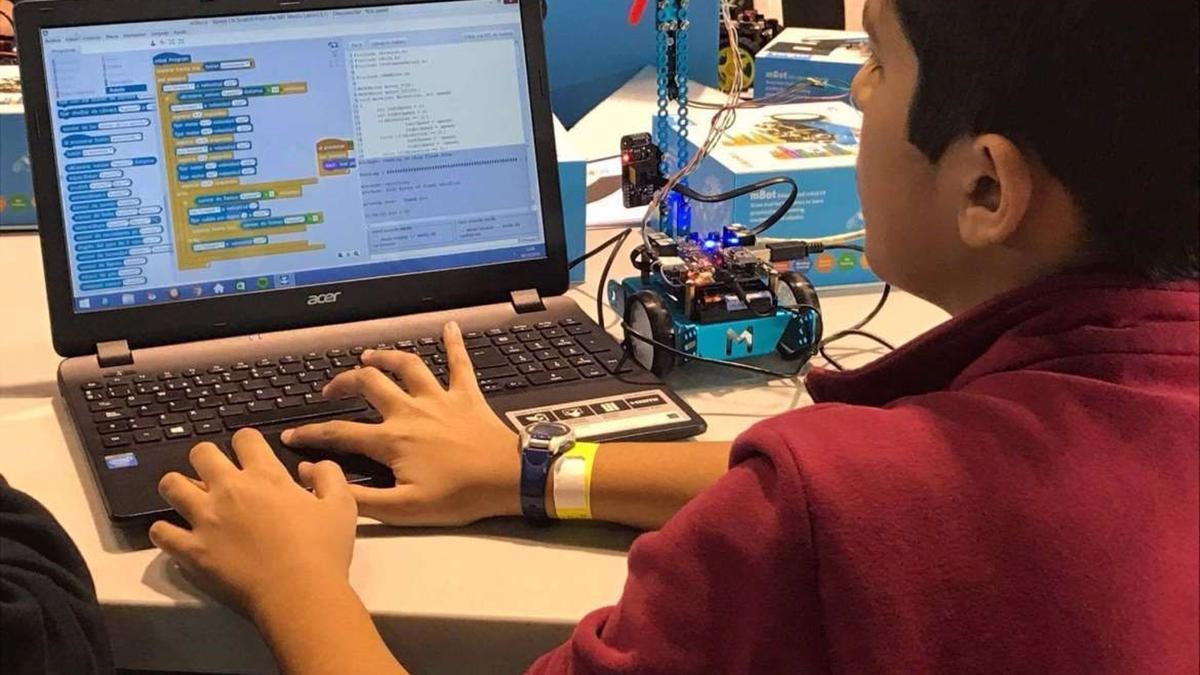 Un adolescente maneja un ordenador.