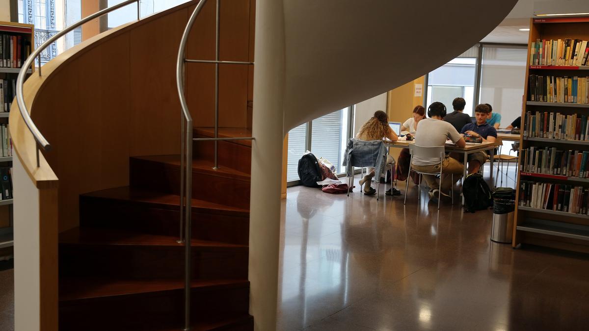 Estudiantes de segundo de Bachillerato estudiando para la selectividad, el pasado mes de junio en Barcelona.