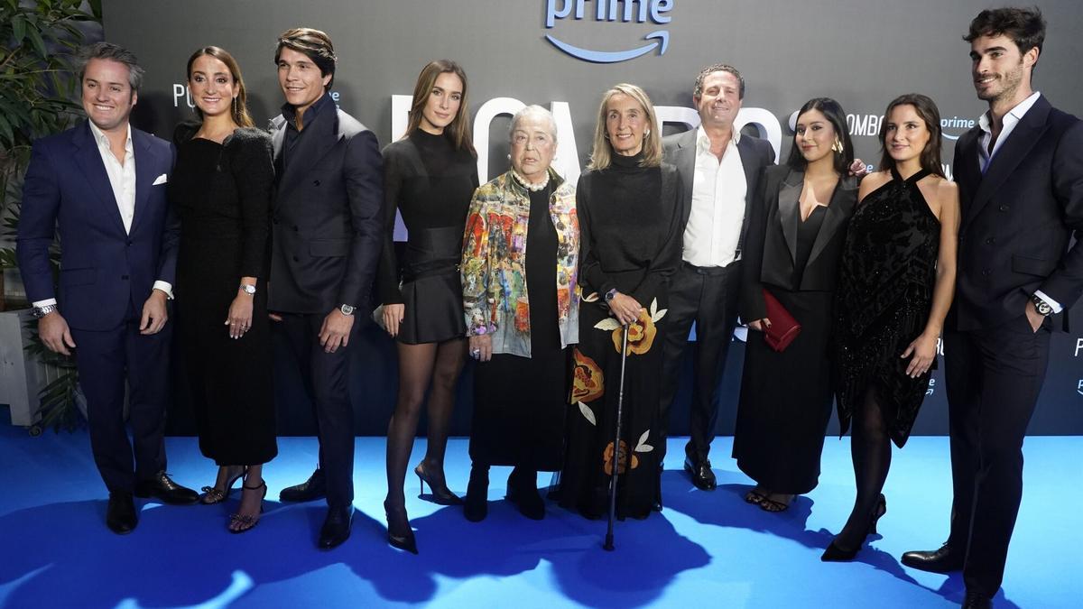 María Pombo (cuarta por la izquierda) posa junto a los protagonistas de la docuserie 'Pombo'