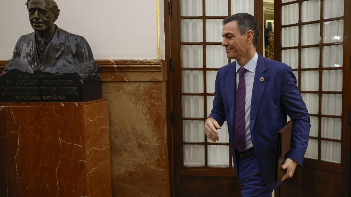 El presidente del Gobierno, Pedro Sánchez, sale del hemiciclo del Congreso.
