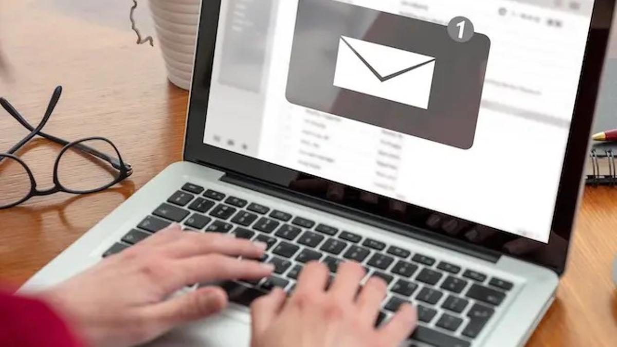 Una persona recibe un email.