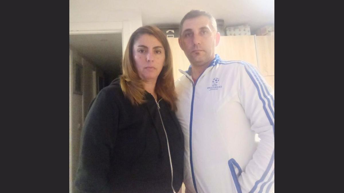 Basi y su marido, en una foto reciente en casa de su madre.