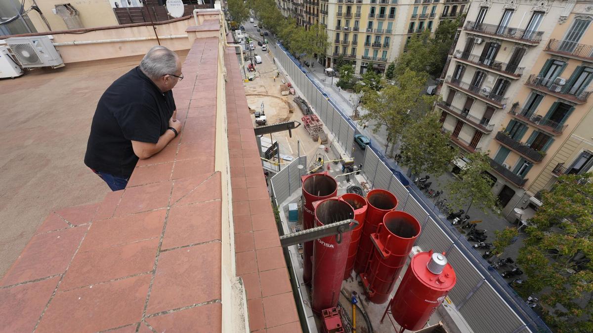 Las obas de Ferrocarrils en la esquina de Urgell con Consell de Cent, un anticipo a pequeña escala de lo previsto en Rosselló y Buenos Aires.