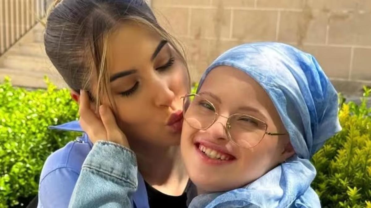 Sofía Cisneros besa a su hermana Paula en una imagen de Instagram.