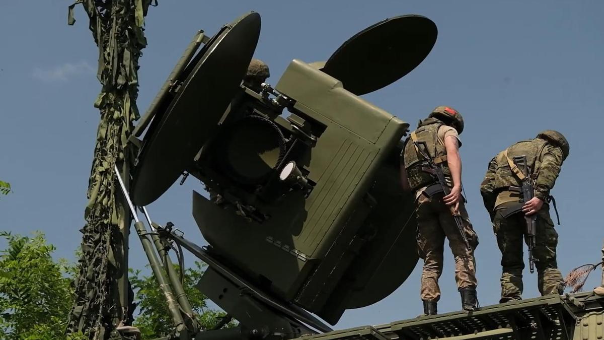 Soldados rusos manejan las antenas de un sistema de guerra electrónica Krasukha