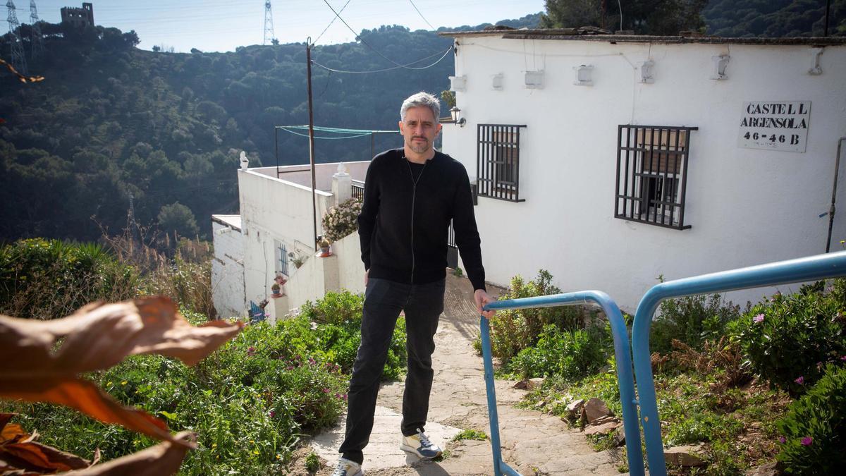 Marcel Barrena, en Torre Baró, junto a la casa en la que vive el personaje de Manolo Vital en 'El 47', este miércoles