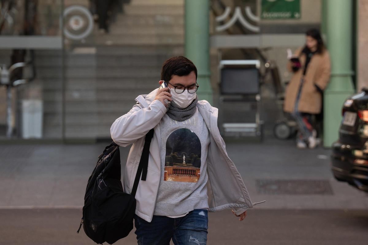 Dossier - Plusieurs personnes portant des masques, à l'Hospital Clínic de Barcelona, le 8 janvier 2024, à Barcelone