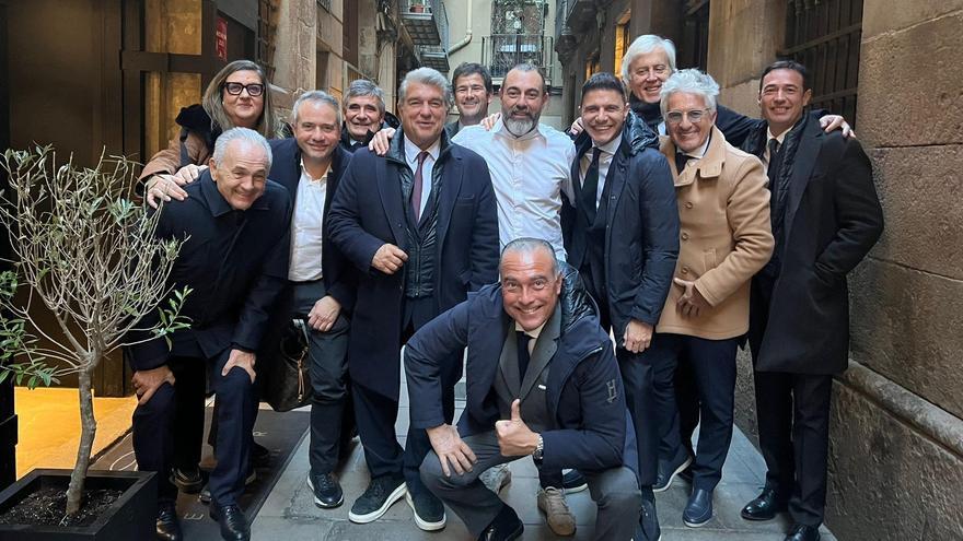 El chef Rafa Zafra con Joan Laporta y Joaquín y una representación de directivos del Barça y el Betis en la puerta del restaurante Estimar