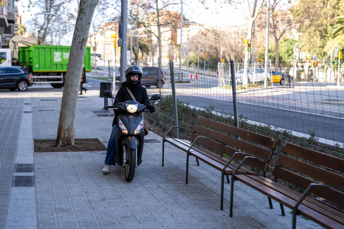 BARCELONE 16/01/2025 Barcelone. Plaintes de commerçants sur un tronçon de Diagonal concernant la mauvaise qualité de leurs trottoirs. Des châteaux à la marina. Motos sur les trottoirs.PHOTO par ZOWY VOETEN