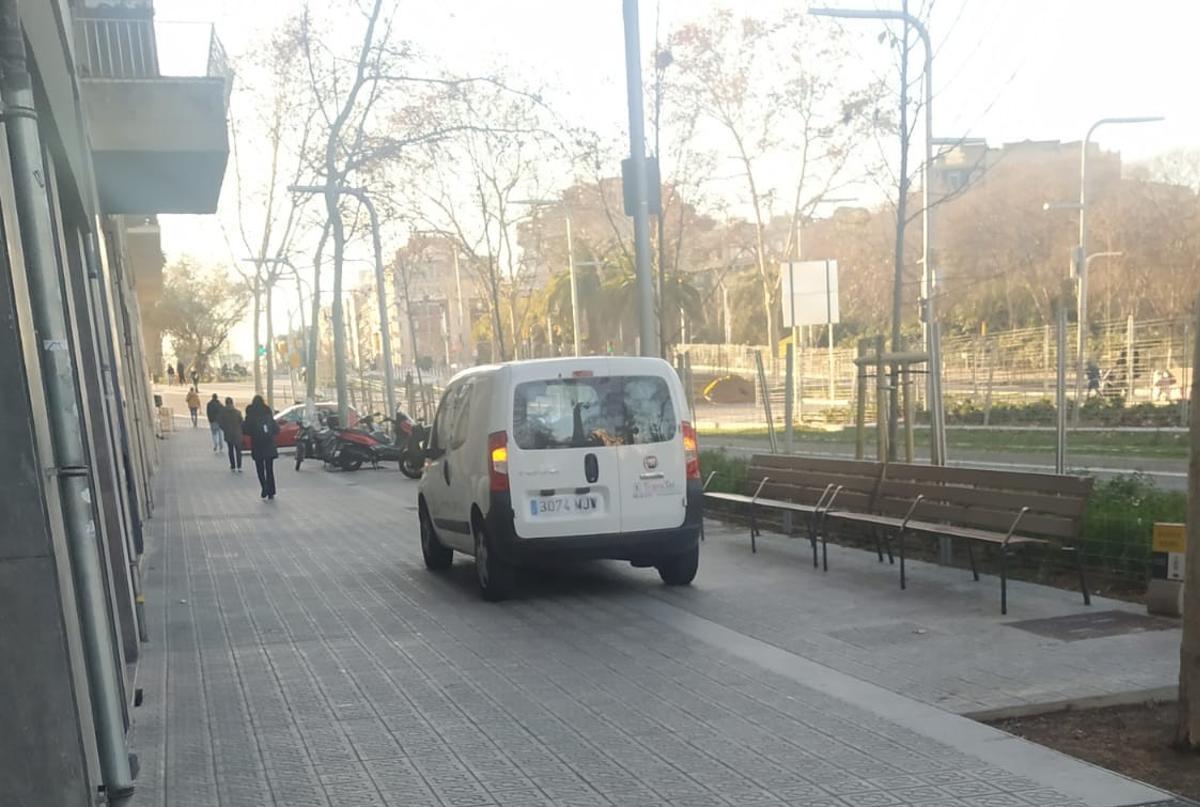 Des voitures déchargent sur les trottoirs, faute de place disponible.