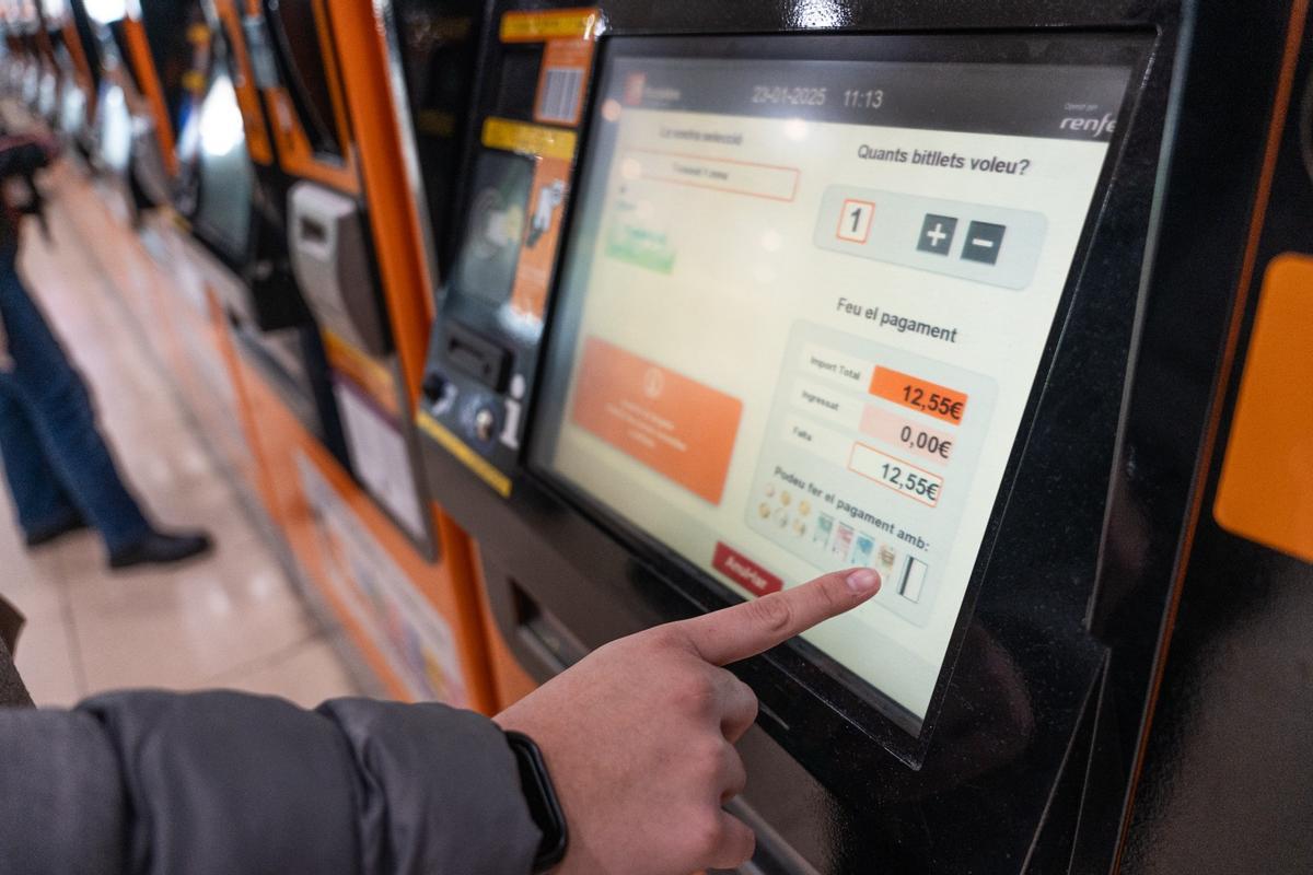 Achat de billets, dans l'un des terminaux de la station Sants