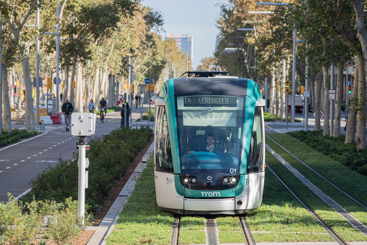 Le tramway s'ouvre entre Glòries et Verdaguer entre les attentes du quartier et sans acte politique