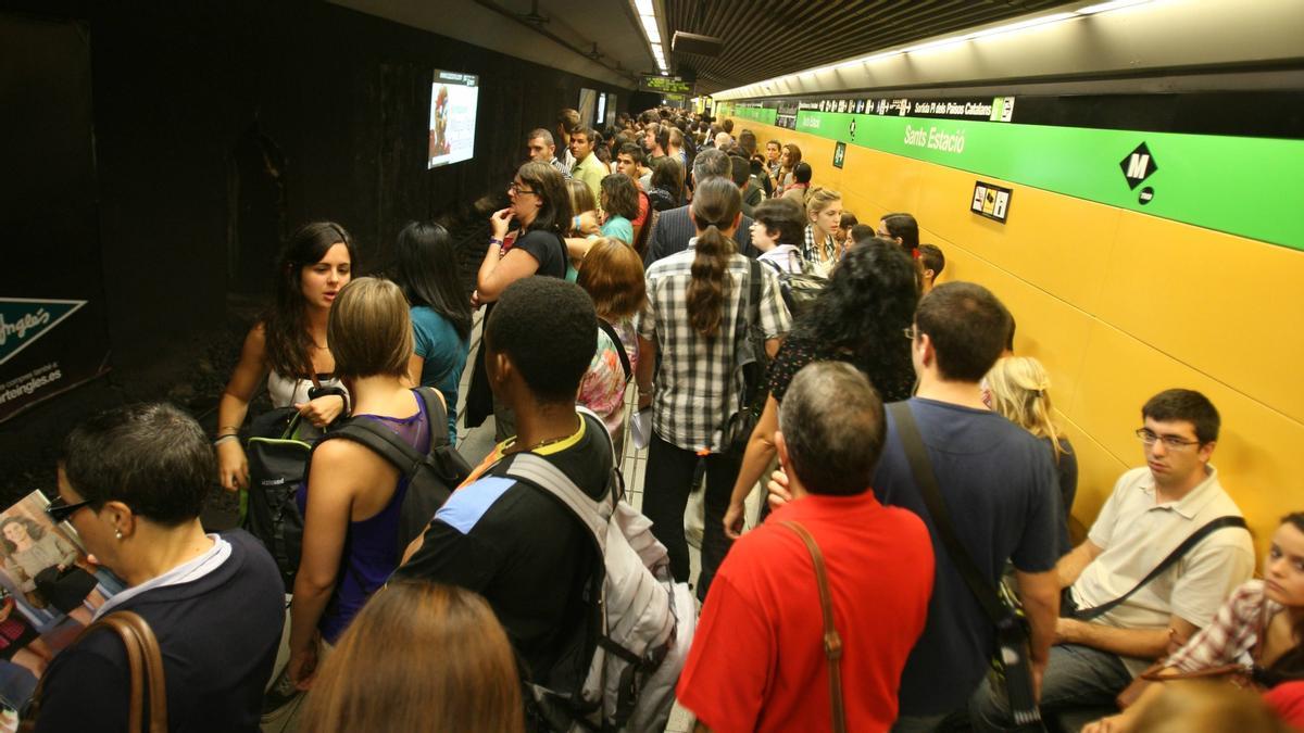 Étape de la station Sants jointe à partir du L3 du métro de Barcelone, dans une photographie de fichier