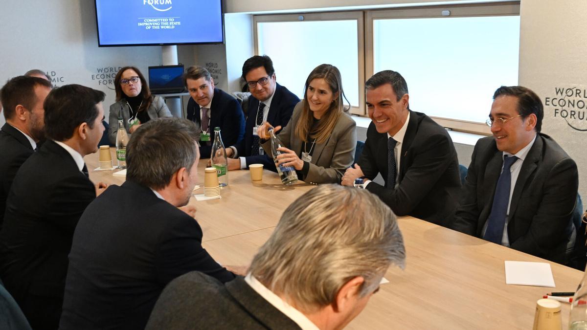 El presidente del Gobierno, Pedro Sánchez (2d), acompañado de varios de sus ministros durante una reunión en el foro de Davos este miércoles.