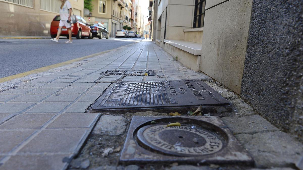 Desperfecto en una calle de Elche, en una imagen de archivo.