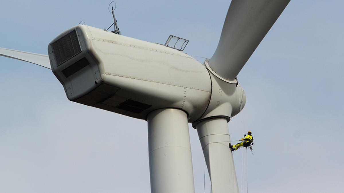 Un operario trabaja en un aerogenerador de energía eólica.