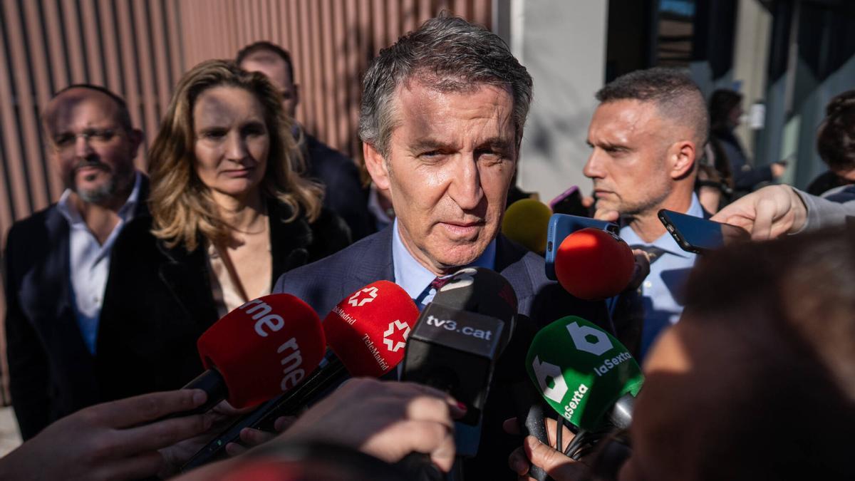 Alberto Núñez Feijóo, este viernes, en Barcelona con dirigentes del PP.