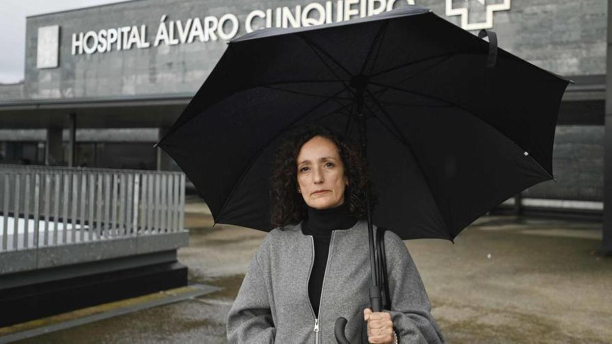 Lucía Soliño, ayer, antes de entrar a visitar a su hija, como todas las tardes