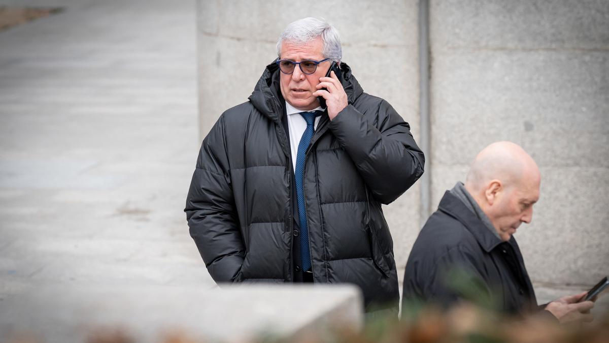 Archivo - El excomisario del Aeropuerto de Madrid-Barajas Carlos Salamanca (i) habla por teléfono a su salida de la Audiencia Nacional, a 8 de enero de 2024, en Madrid (España).