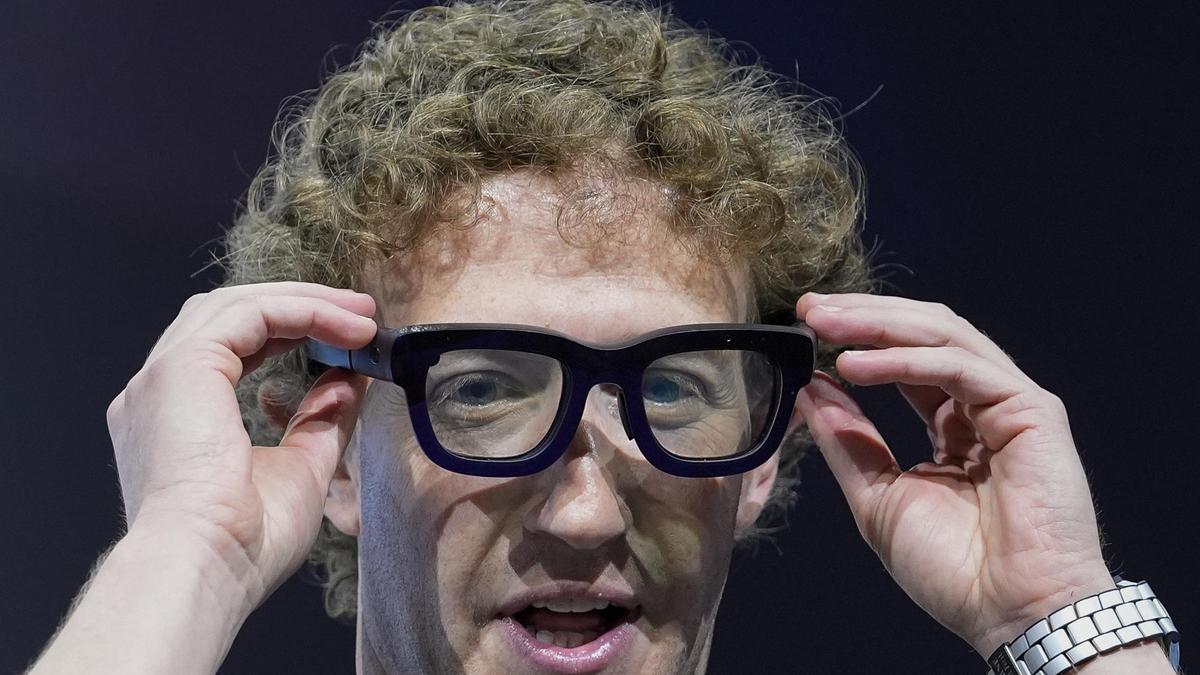 Mark Zuckerberg se coloca unas gafas Orion AR durante la conferencia Meta Connect, el pasado 25 de septiembre en Menlo Park, California.