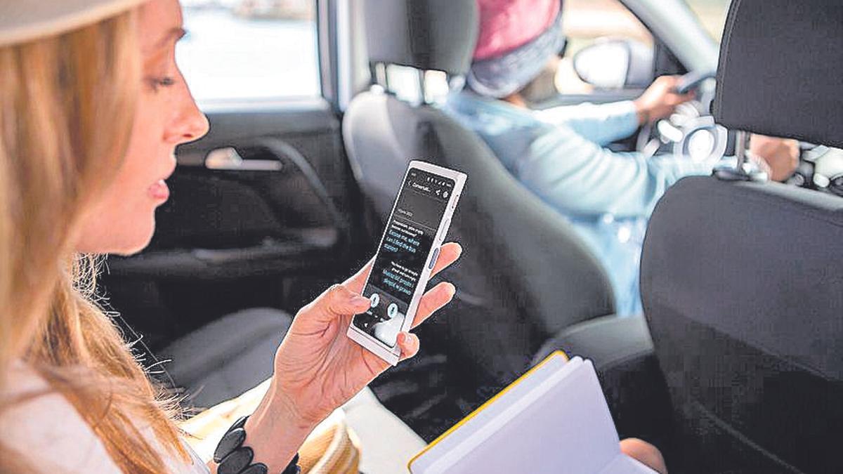 El traductor V4 cuenta con una tarjeta SIM que proporciona Internet gratis e ilimitado