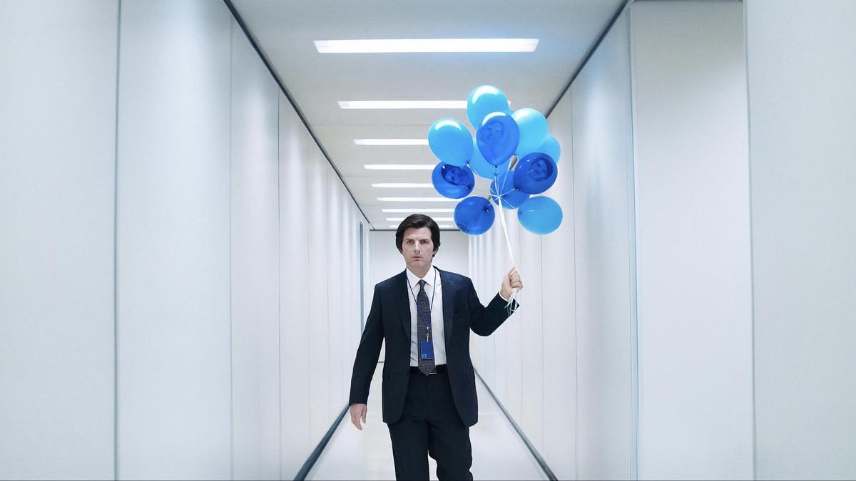 Adam Scott (Mark Scout) en una imagen de la segunda temporada de 'Separación'