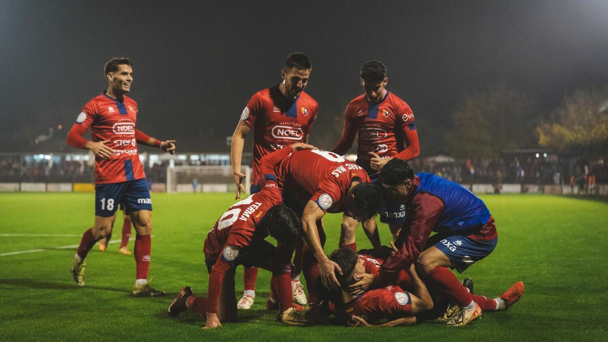 Los jugadores del Olot celebrando un tanto en el partido contra el Córdoba en la Copa del Rey