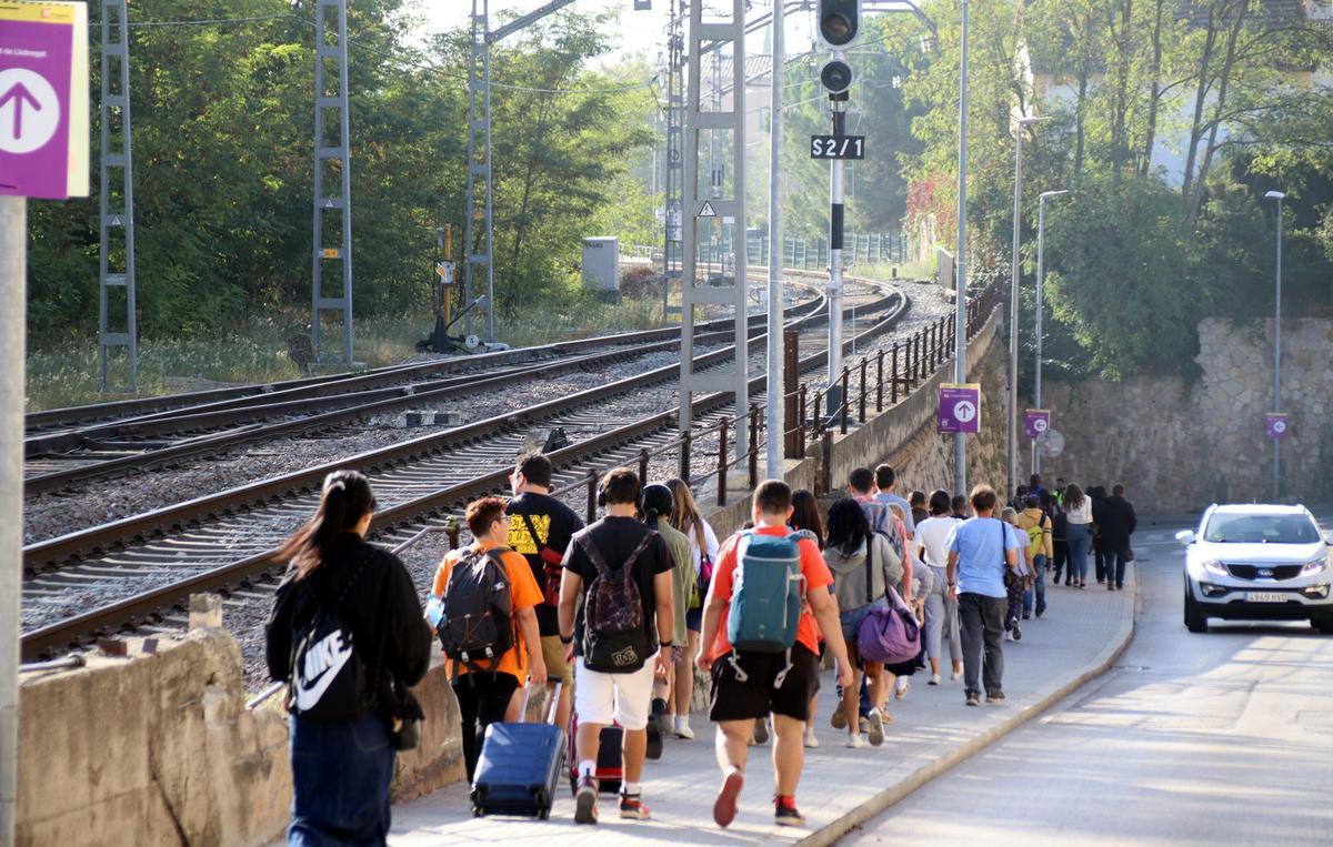 Les voyageurs en train, à Centelles, se dirigent vers l'arrêt de bus pour se poursuivre, lors de la coupe du R3, en octobre 2023
