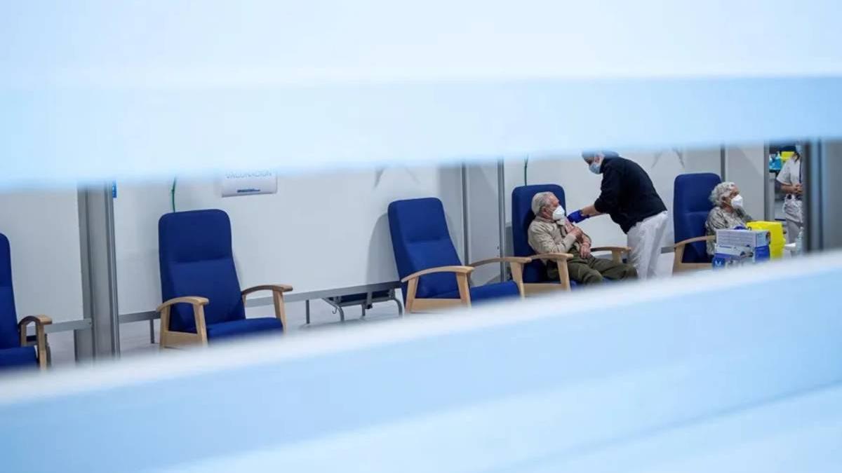 Un hombre es vacunado durante una campaña de los mutualistas de MUFACE, ISFAS y MUGEJU.