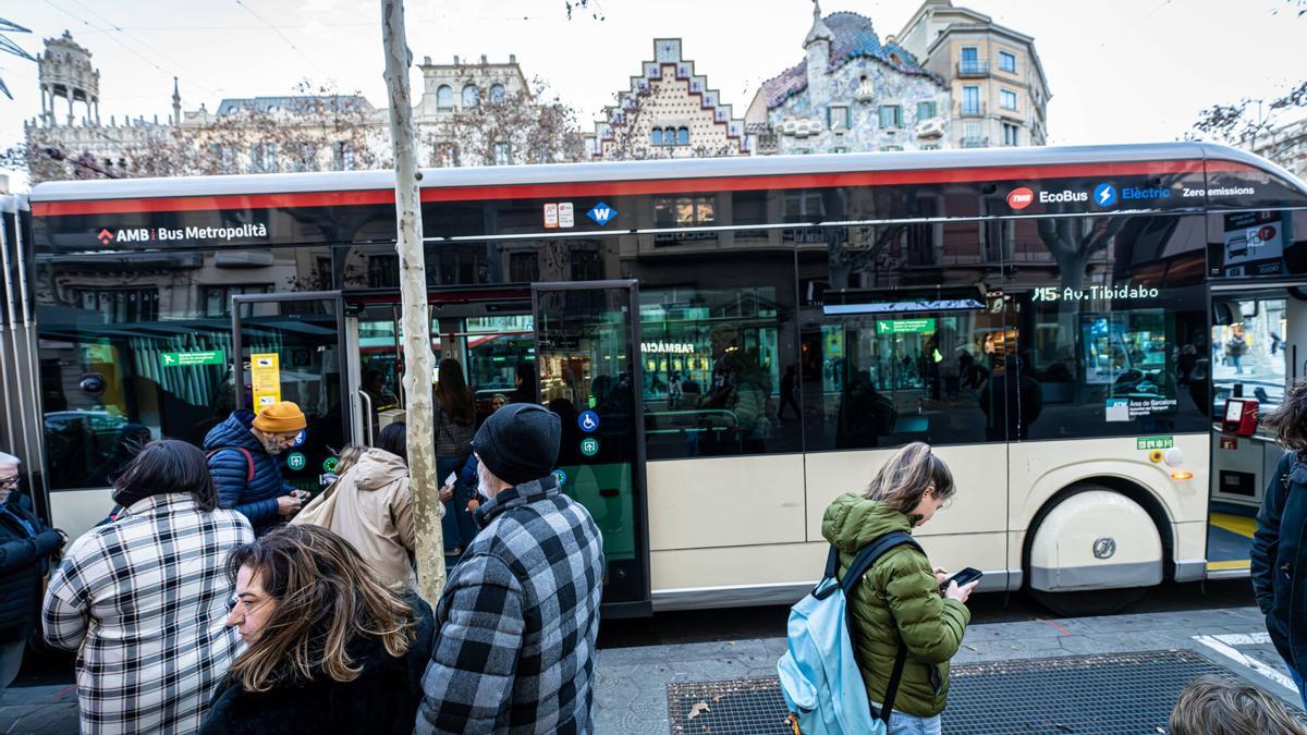 Bus de TMB circulando por las calles de Barcelona.